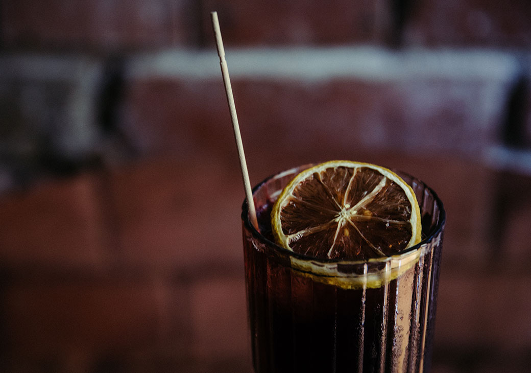 STILVOL. Cocktail aus Johannisbeerlikör