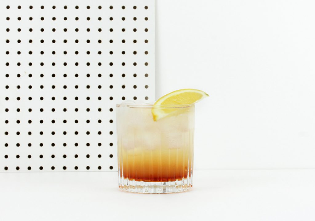 Einfacher Cocktail aus Quittenlikör: Quitte Tonic