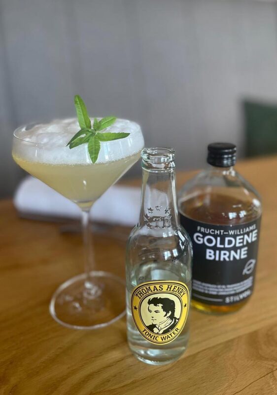 Golden Fizz: Aperitif Cocktail mit Goldenem Williams Schnaps von STILVOL. und Tonic Water